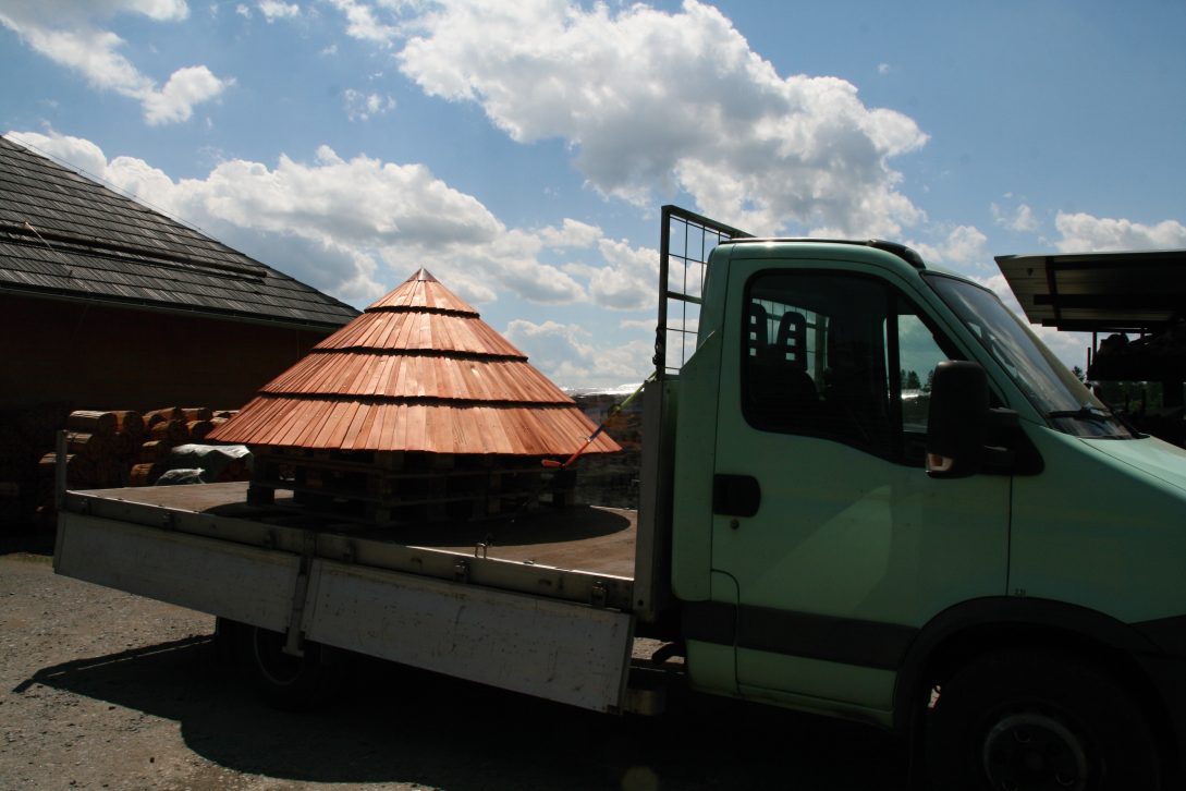 dřevěná stříška